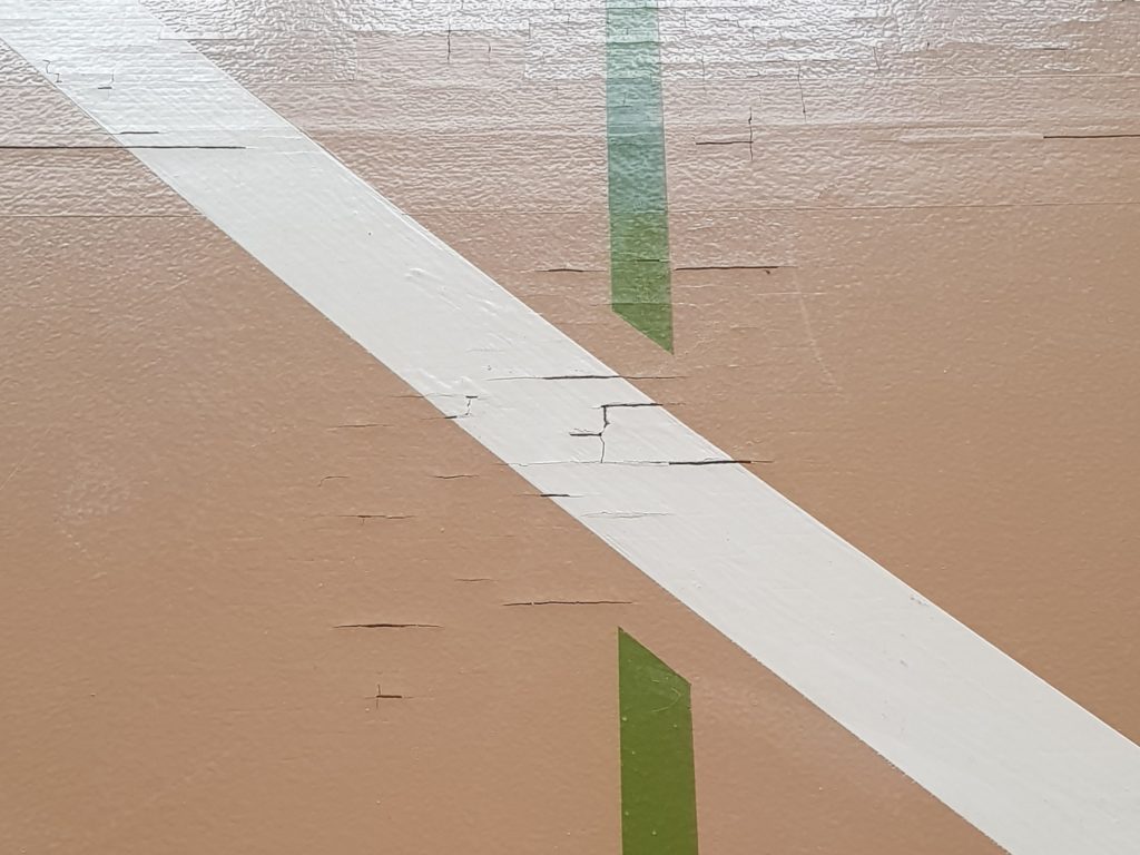Plusieurs fissures qui se croisent, parfois avec des zones qui sonnent creux autour.