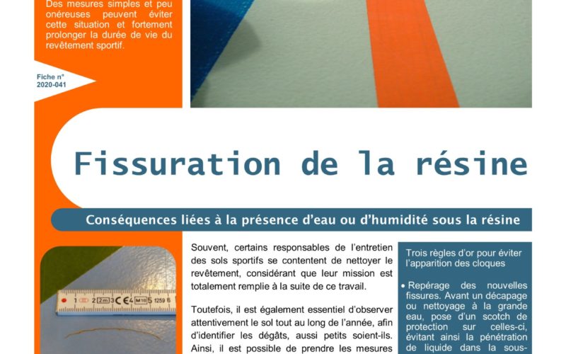 Réseau de fissures dans le revêtement en résine d'un sol sportif
