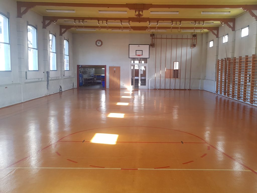 Ancien lino-liège orange dans une salle de gymnastique d'un bâtiment historique