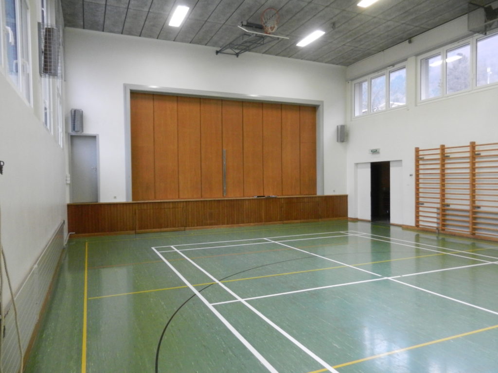 Ancien revêtement PVC vert des années 80 dans une salle communale