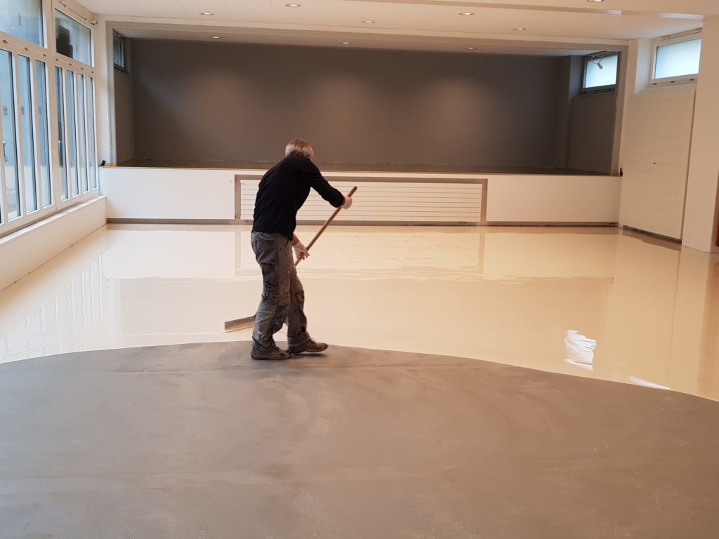 Application de la résine polyuréthane à la raclette dans une salle de rythmique