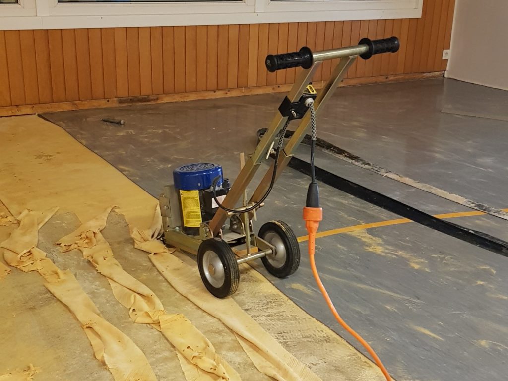 Arrachage de l'ancien revêtement PVC et de sa sous-couche à la décolleuse