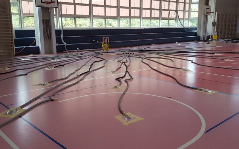 Salle de sport en cours d'assèchement, des dizaines de gaines raccordées aux carottages du sol
