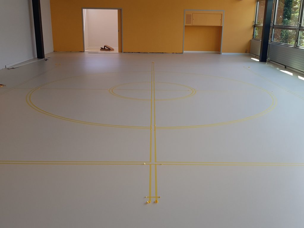 Cercles et lignes de rythmique délimités au scotch avant la peinture des lignes