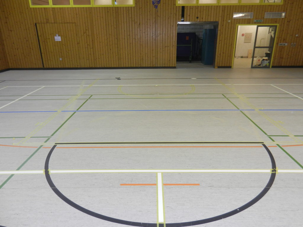 Salle de sport en linoléum pendant le marquage du nouveau terrain de basket