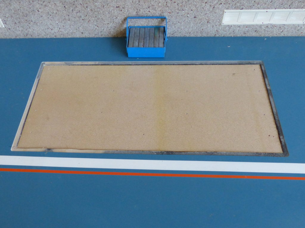 Nouveau plancher en panneaux vissé à fleur du sol sportif existant dans la zone reconstruite
