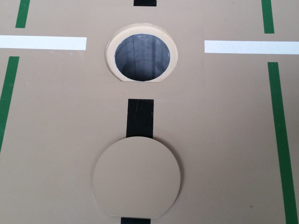 Nouvelle douille d'engin avec pourtour en résine et couvercle moulé sur mesure, sol sportif et lignes de jeu repris
