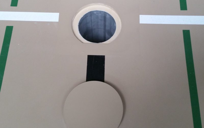 Nouvelle douille d'engin avec pourtour en résine et couvercle moulé sur mesure, sol sportif et lignes de jeu repris
