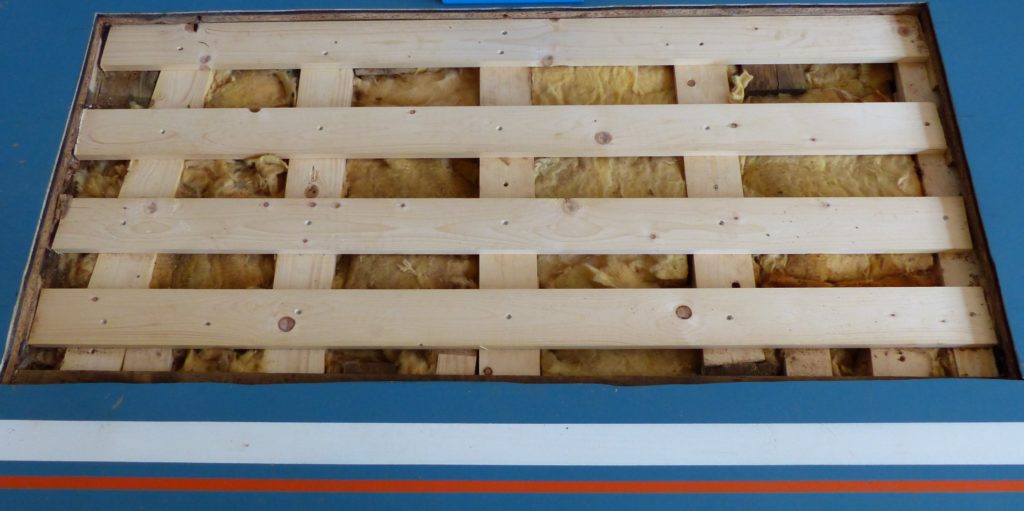Nouvelle sous-construction en lambourdes croisées posée sur une isolation neuve dans une zone de sol sportif