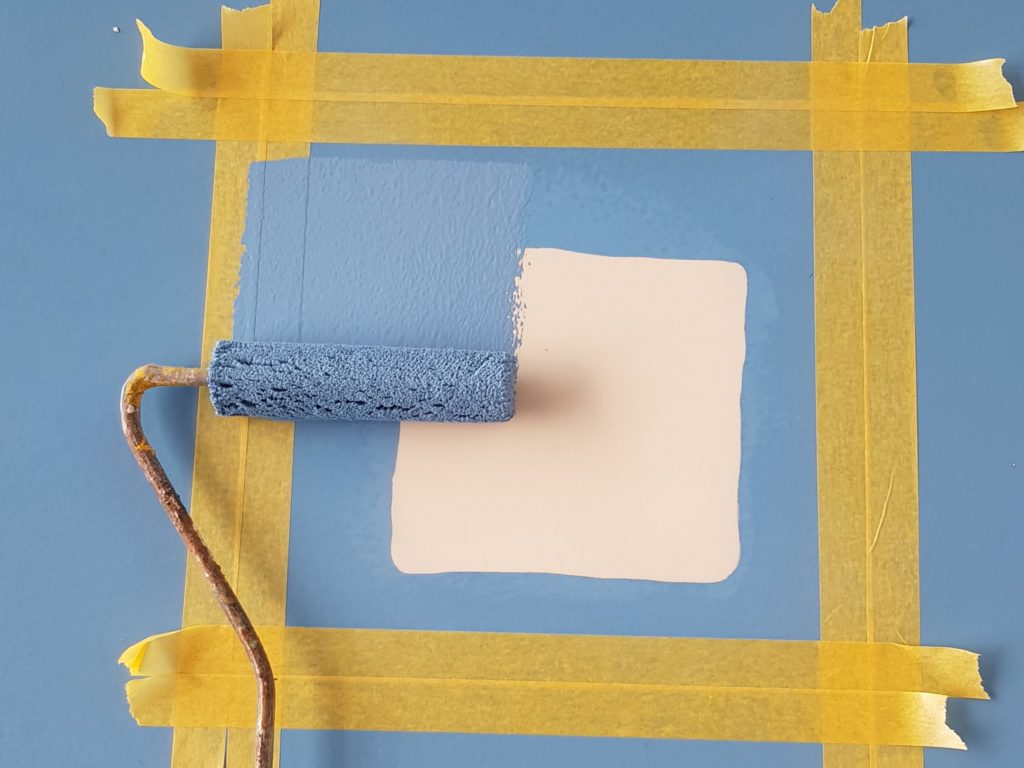 Peinture de sol appliquée au rouleau sur l'enduit de mise à niveau d'un percement, zone cadrée au ruban