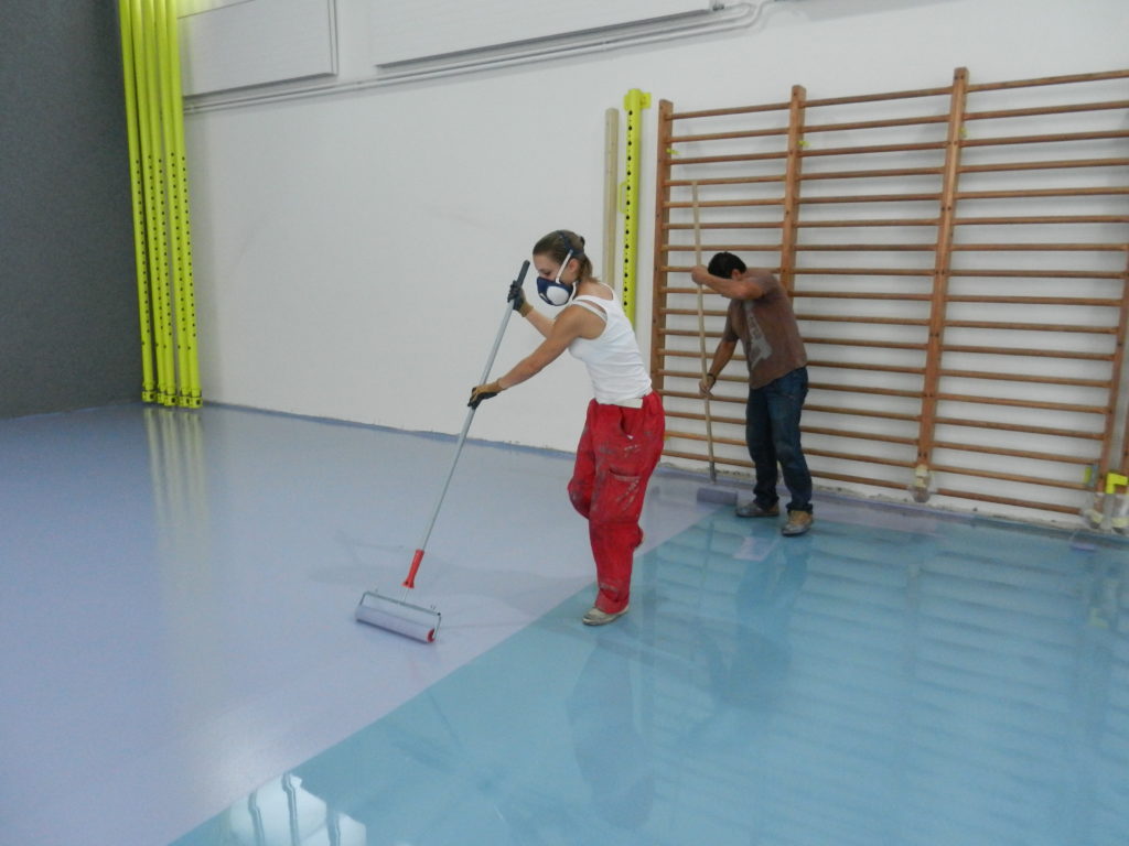 Application au rouleau de la peinture de sol sur la résine polyuréthane