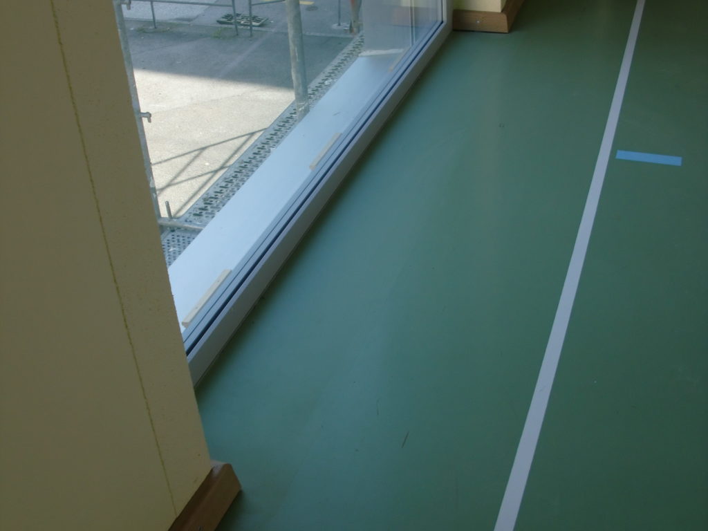 Sol sportif raccordé à un nouveau vitrage, revêtement et ligne de jeu dans la continuité, nouvelles plinthes aérées