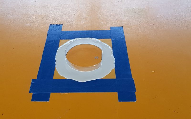 Rangée de douilles dans une salle de gymnastique, nouveaux pourtours en résine coulés dans leur moule et cadrés au ruban