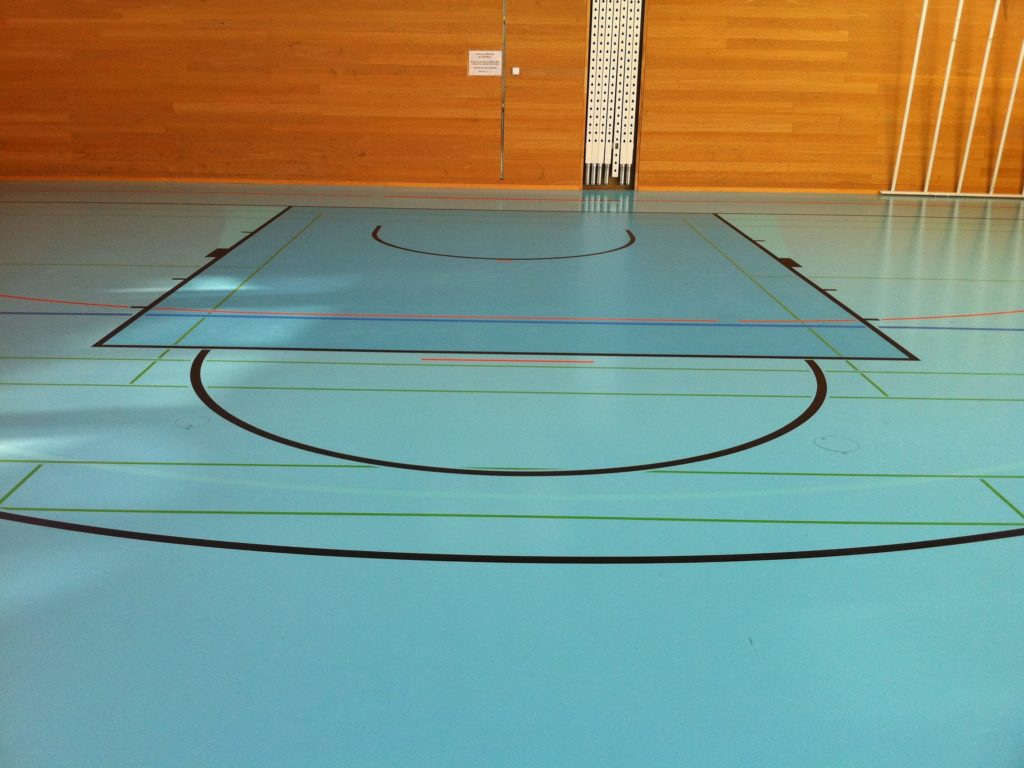 Raquette de basket redessinée selon la norme FIBA sur un sol bicolore, nouvelle ligne à trois points