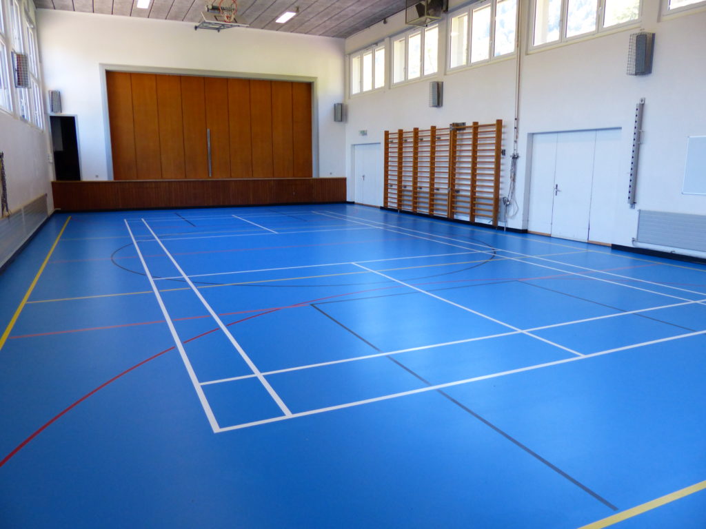 Salle communale après la pose d'un sol sportif en résine polyuréthane, côté scène