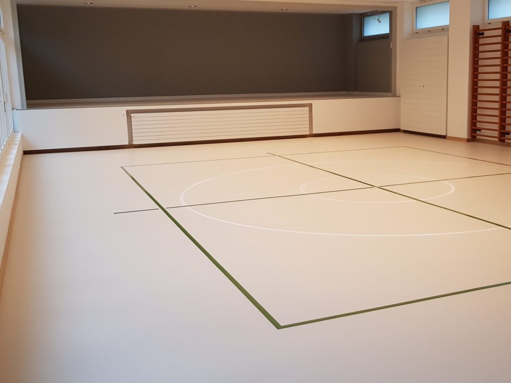 Salle de rythmique après la pose d'un sol sportif en résine, côté scène
