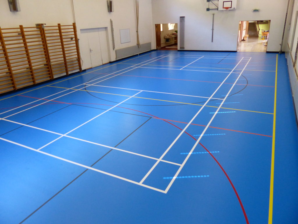 Salle communale avec un nouveau sol sportif en résine bleu ciel et un marquage multisport