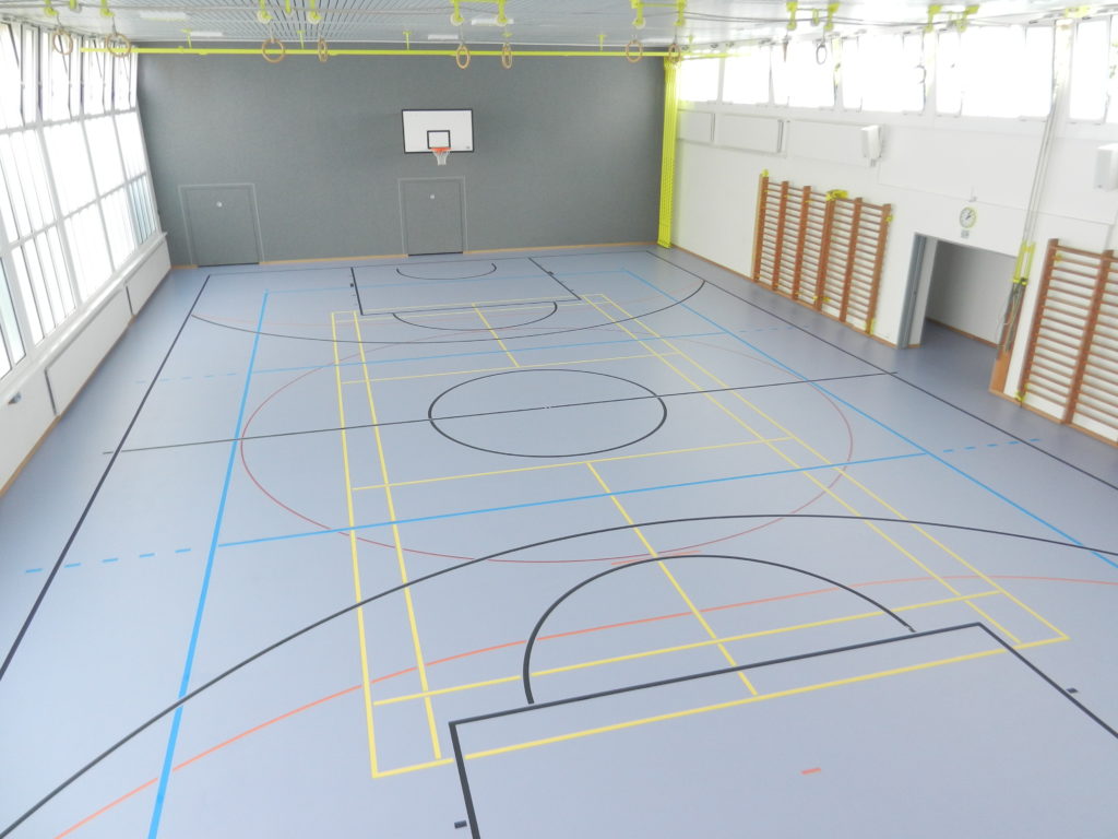 Salle de gymnastique scolaire avec un nouveau sol sportif sans joint en résine polyuréthane