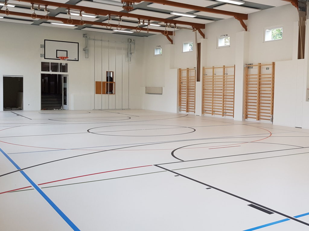 Salle de gymnastique d'un bâtiment historique avec un nouveau sol sportif en résine