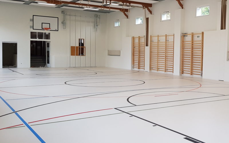 Salle de gymnastique d'un bâtiment historique avec un nouveau sol sportif en résine
