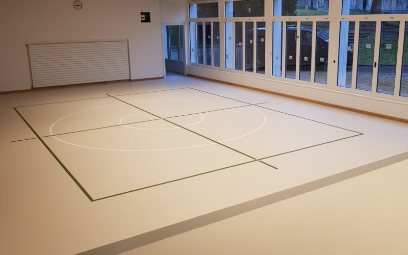 Salle de rythmique avec un nouveau sol sportif sans joint en résine et un marquage vert et blanc
