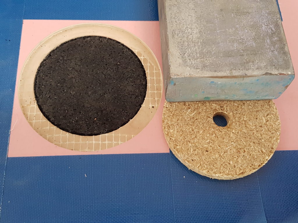 Sous-couche recollée dans un trou de carottage, filet de renfort sur le pourtour et rondelle de panneau posée à côté
