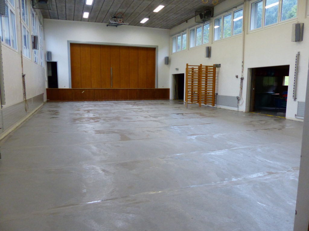 Spatulage de la sous-couche sur toute la surface d'une salle communale