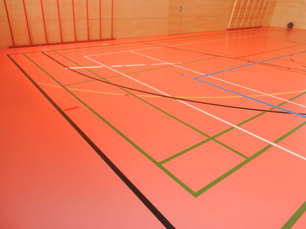 Nouveaux terrains de badminton marqués en vert dans le coin d'une salle de sport