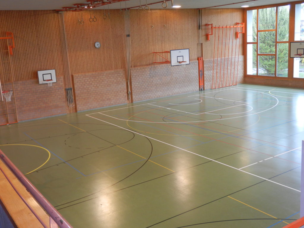 Vue d'ensemble d'une salle de sport après modification du marquage de basket