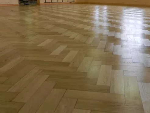 Parquet en chêne en bâtons rompus après remplacement des lames, ponçage et vitrification.