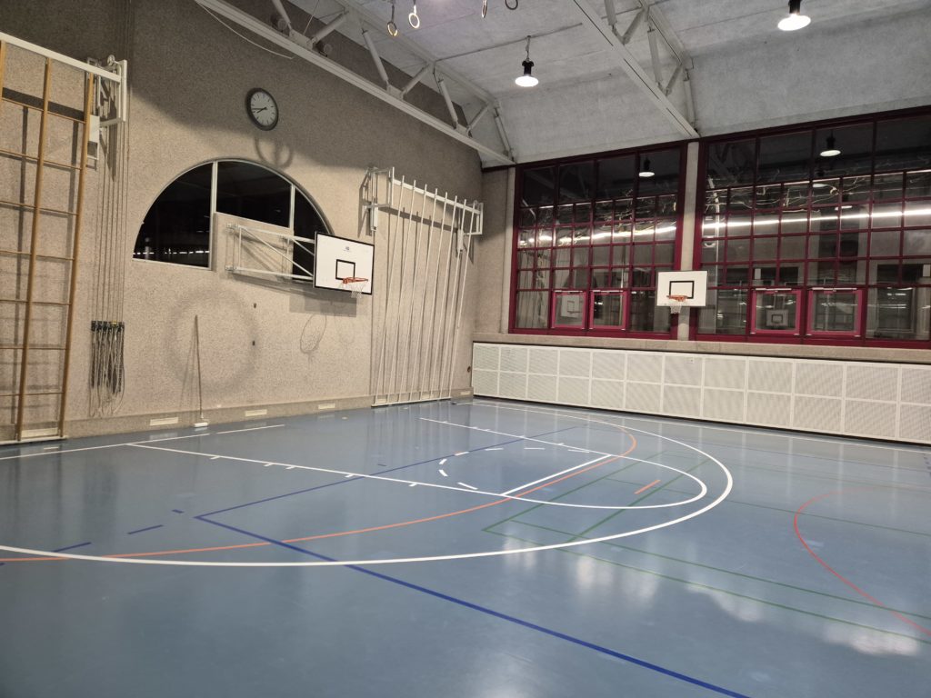 Salle de gymnastique remise en service après la réparation du sol sportif à la suite d'un dégât d'eau