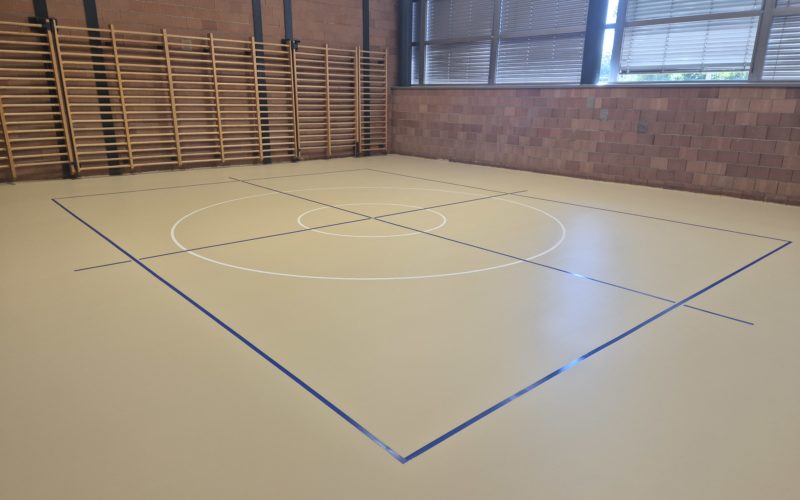 Salle de rythmique avec un nouveau sol sportif ProtecSport SP 40 beige et un marquage adapté à l'enseignement : carré bleu, croix et cercles blancs
